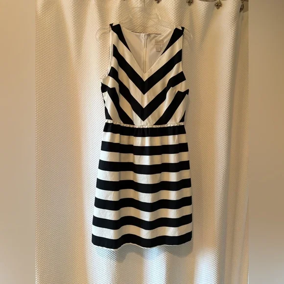 LOFT Black and White Chevron Mini Dress size 2 - Picture 1 of 7